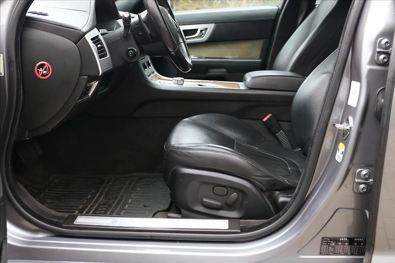 Jaguar XF 3,0 ČR, Automat, Navigace - fotka 24 z 46