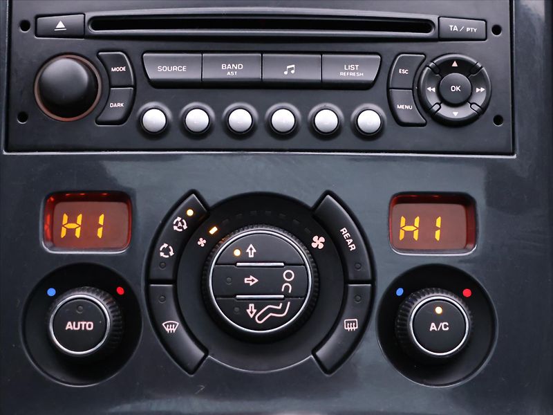 Peugeot 5008 2,0 HDI 110kW CZ Panorama - fotka 24 z 34