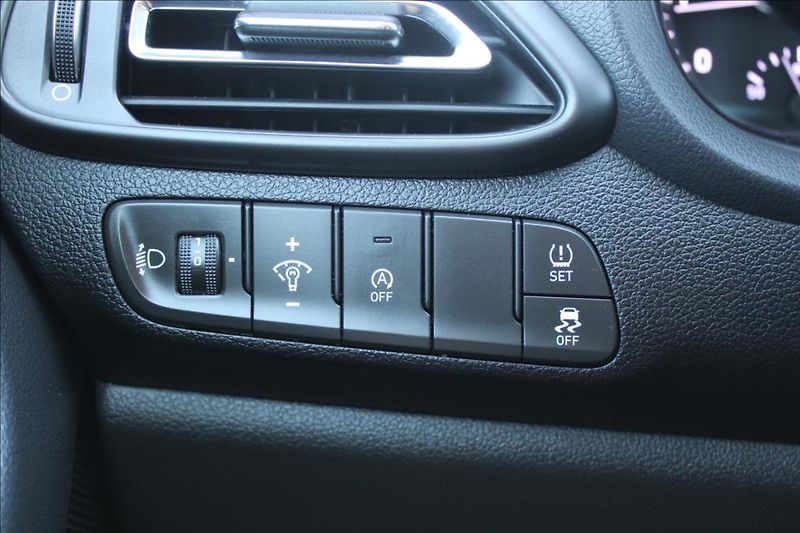 Hyundai i30 1,5 i  SMART, VÝHŘEVY, ČR - fotka 18 z 34