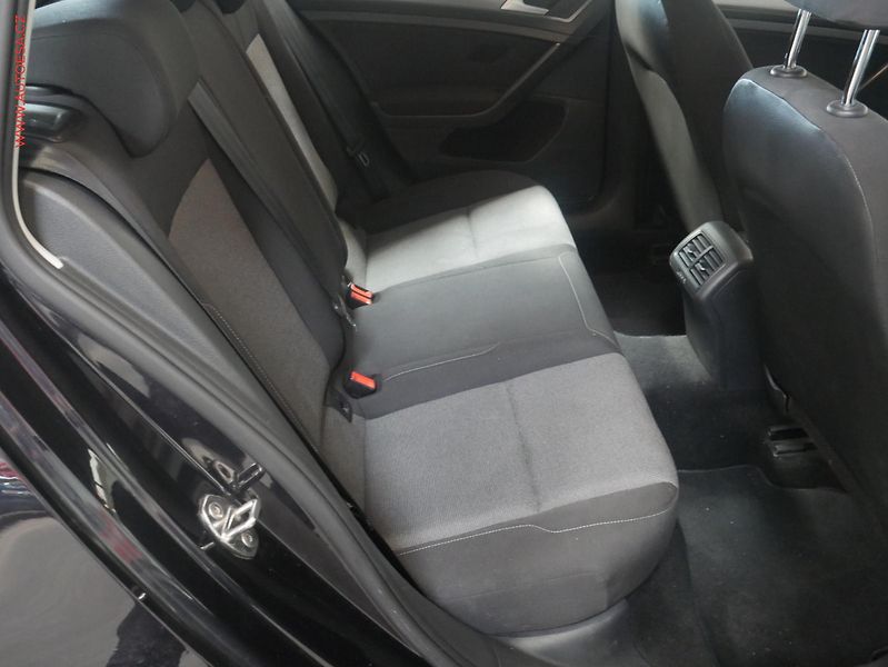 Volkswagen Golf (2015) 1.6TDi, AC, výhřev sed - fotka 11 z 19