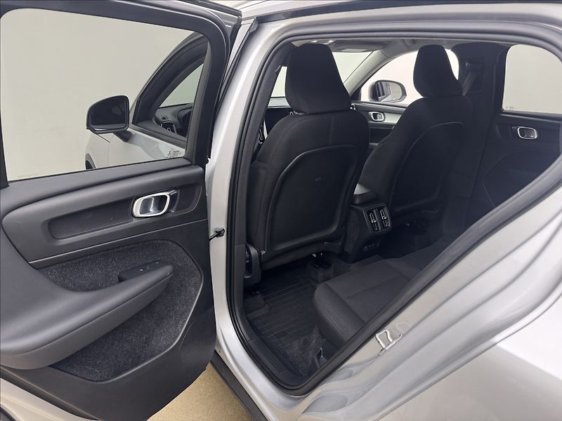 Volvo XC40 2,0 D3 AUTOMAT VÝHŘEV TAŽNÉ - fotka 32 z 41