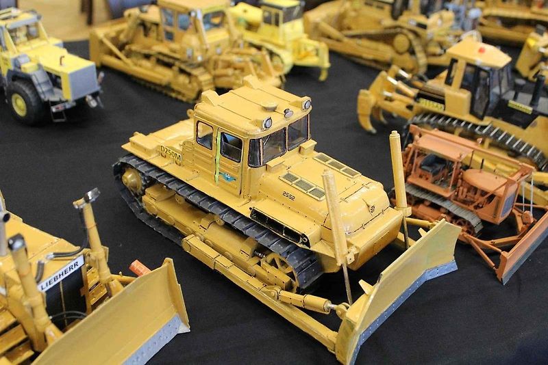Papírový model buldozeru Caterpillar.