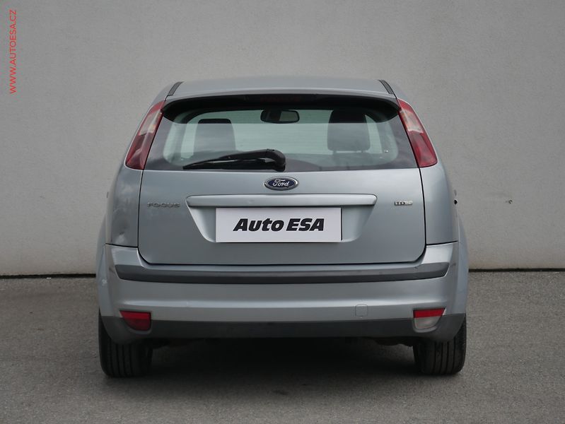 Ford Focus (2005) 2.0 TDCi, AC, xenon - fotka 5 z 15