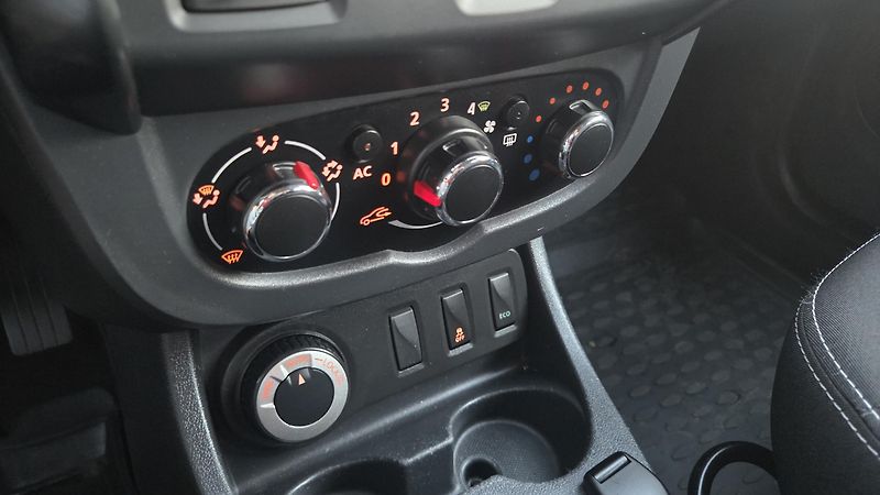 Dacia Duster (2013) 77 kW 1.6 16V 4x4 CZ, tazne - fotka 20 z 29