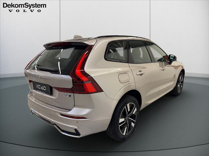 Volvo XC60 2,0  B5 Plus Dark - fotka 3 z 15