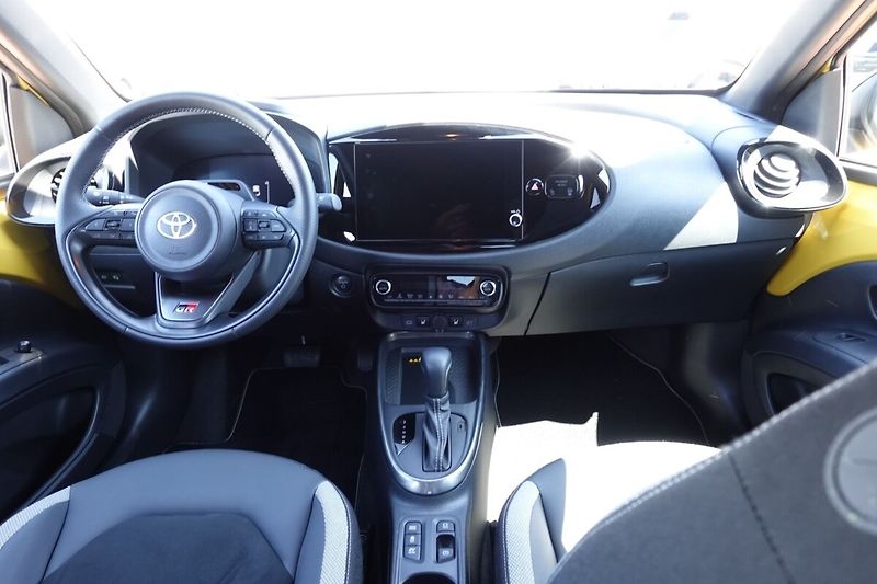 Toyota Aygo 1,5 HEV GR SPORT - fotka 16 z 33