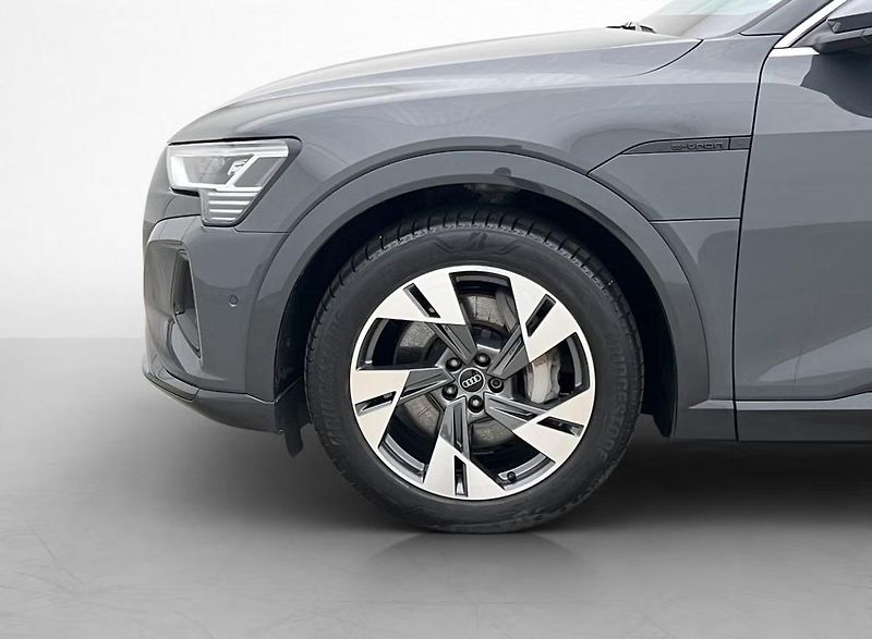 Audi Q8 e-tron 55 Q Kamera Tažné LED Vzduch  - fotka 25 z 28