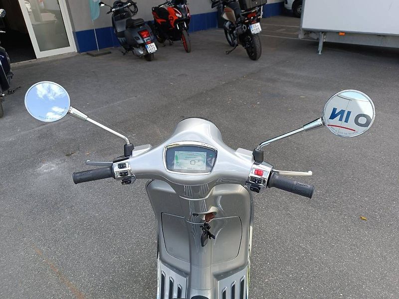 Vespa Elettrica (2023) L1 Grigio  Cromo 719 - fotka 14 z 16