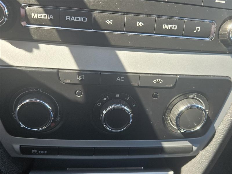 Škoda Octavia 1,2 TSI  Elegance Combi - fotka 12 z 15