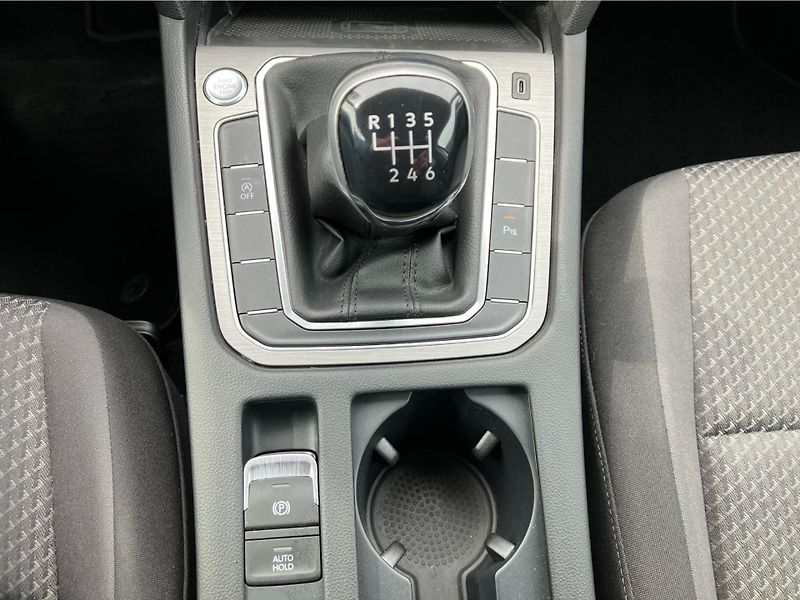 Volkswagen Passat 2.0 TDI 110 kW Business Premiu - fotka 22 z 30