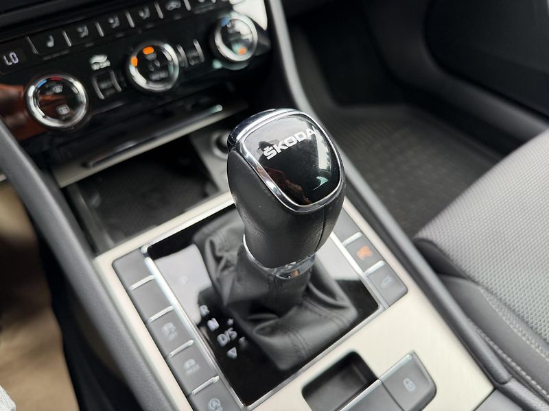 Škoda Superb  2.0 TDI 147kW Style Combi DSG - fotka 18 z 34