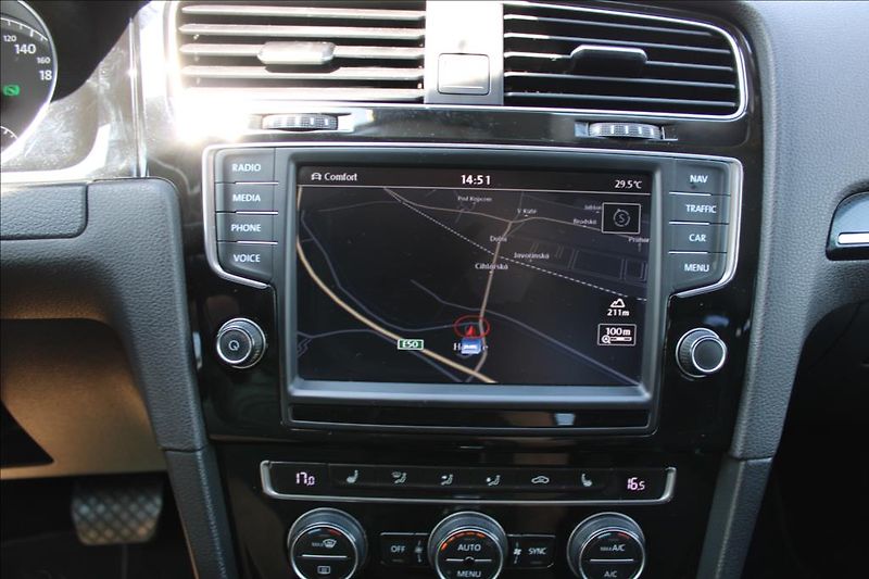 Volkswagen Golf 2,0 TDi  XENONY, AUTOMAT - fotka 22 z 32