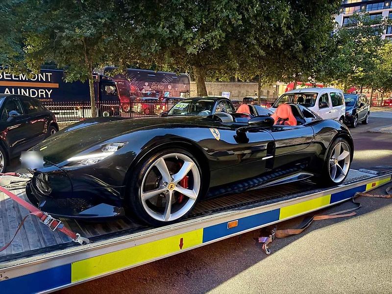 Ferrari Monza SP2 za více než sto milionů zabavila britská policie.