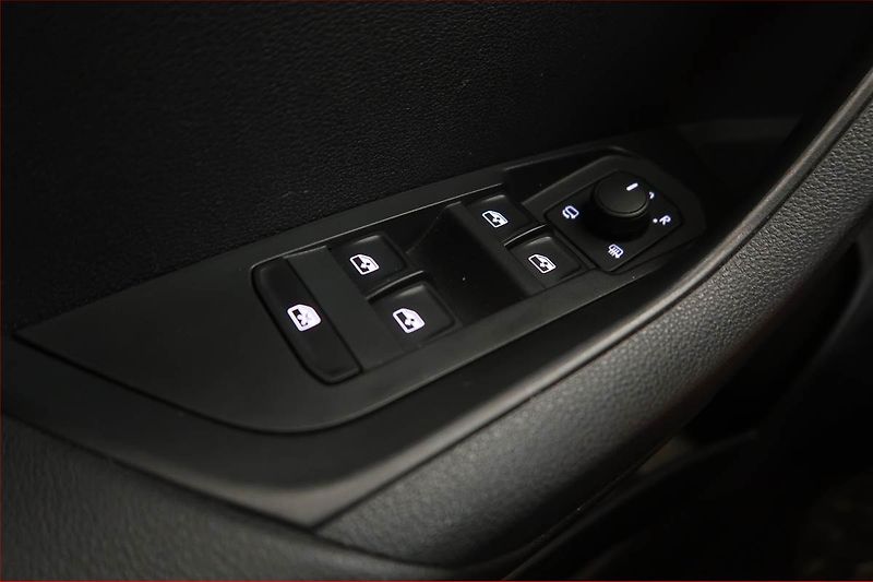 Škoda Karoq (2024) Sportline 1.5 TSI - fotka 17 z 19