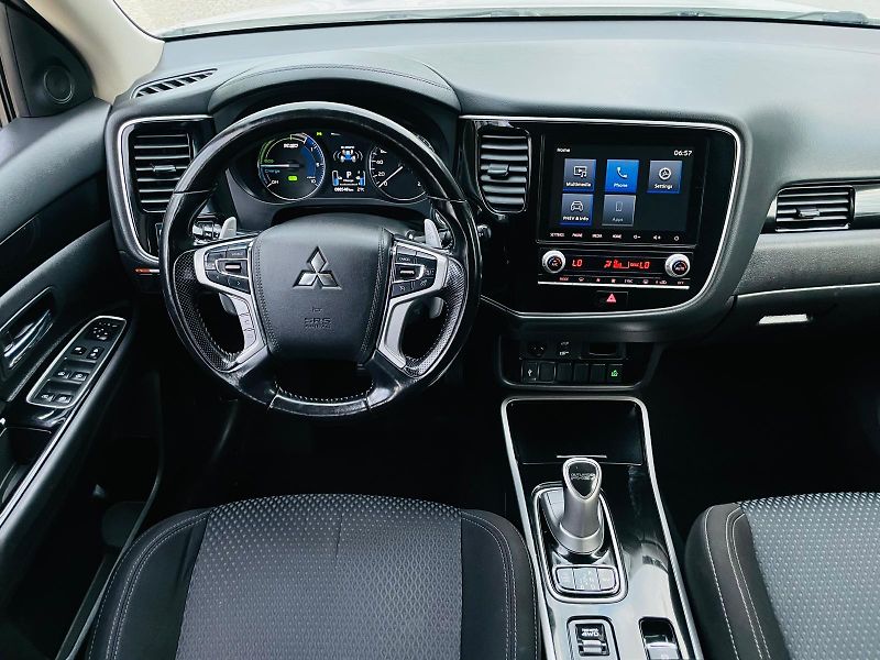 Mitsubishi Outlander 2.4i+HYBRID 4x4 SERVISKA TAŽNÉ - fotka 30 z 53