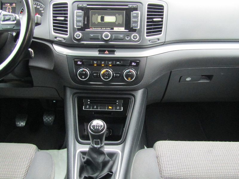 Volkswagen Sharan (2015) 2.0 TDI 100kW  CAR-PASS - fotka 17 z 40