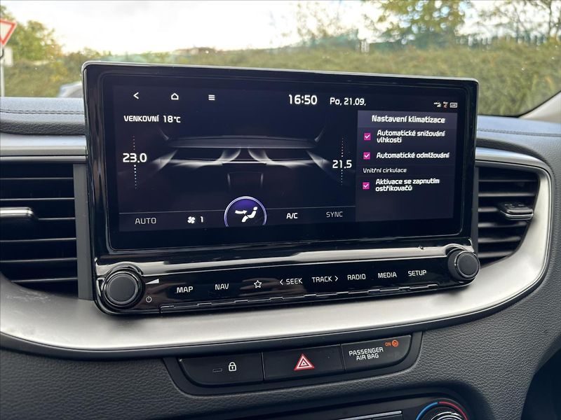 Kia Ceed 1,5 TGDi 118kW TOP ZÁRUKA NAVI - fotka 23 z 40