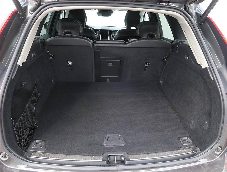 Volvo XC60 (2021) B4 AWD, 4X4,Automat,MHEV,45TKM - fotka 14 z 19