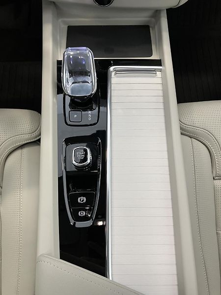 Volvo XC60 B5 AWD Ultra Bright-REZERVACE - fotka 19 z 53