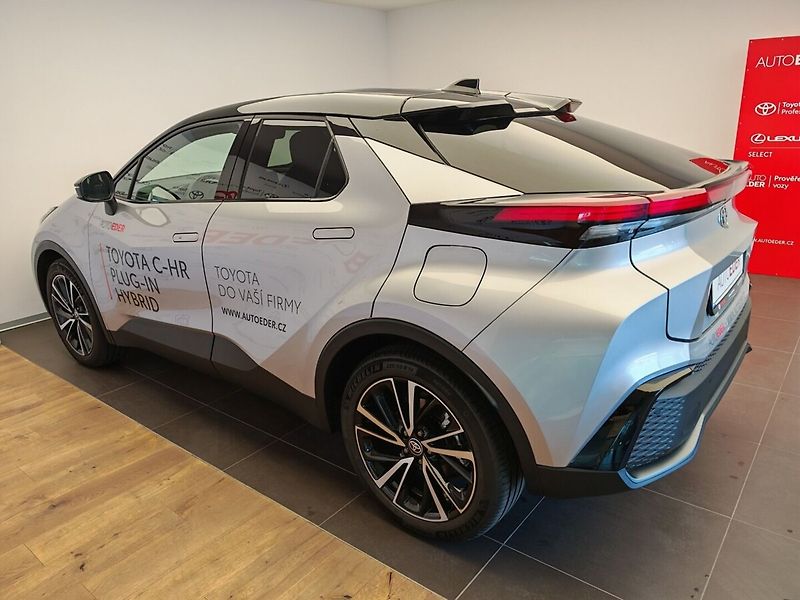 Toyota C-HR 2.0 Plug - in Hybrid ( 220k ) - fotka 6 z 37