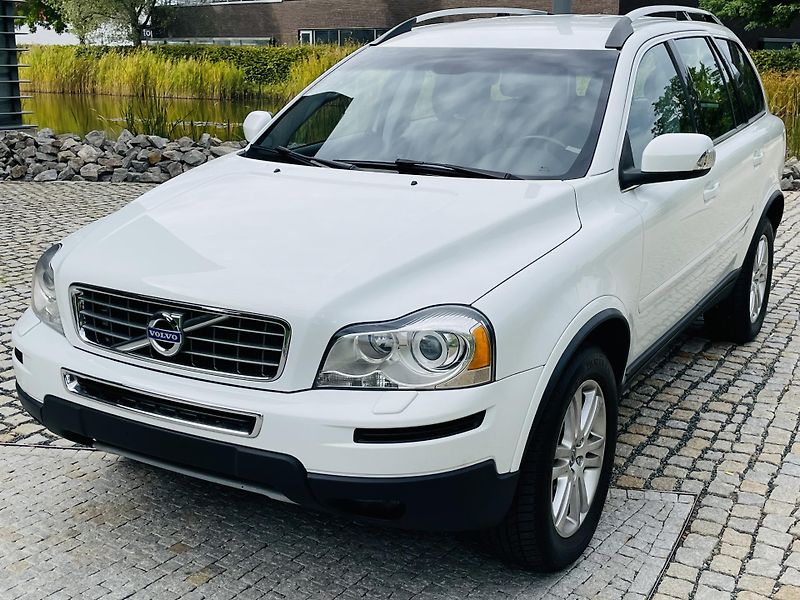 Volvo XC90 2.4D5 4x4 AUT VÝHŘEV SENZORY - fotka 4 z 40