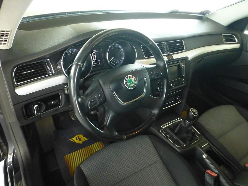 Škoda Superb (2013) 2,0TDI*VYHŘ.S*PARK.S**NAVIGACE - fotka 13 z 28