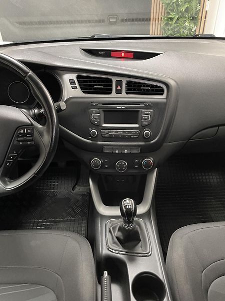 Kia Ceed 1.4 i ČR 1.MAJ.REZERVACE  - fotka 23 z 24