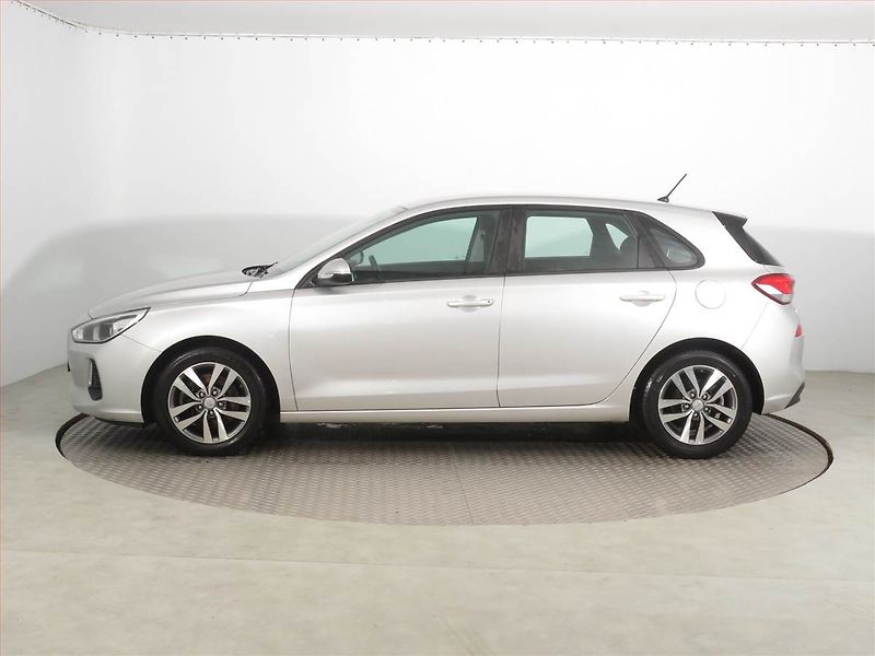 Hyundai i30 (2017) Comfort 1.4 CVVT, Serv.kniha - fotka 3 z 18