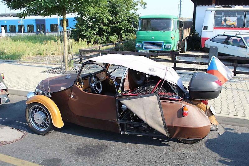 V retro auto muzeu Veteráni Litvínov měli ve středu zastávkou účastníci Velorex čundru 2024 na svém putování po severních Čechách. S nejstarším Velorexem z roku 1962 jede Petr Žůrek ze Světlé nad Sázavou.