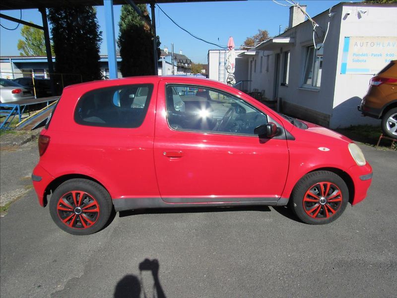 Toyota Yaris 1,0 i Terra VVT-i - fotka 8 z 22