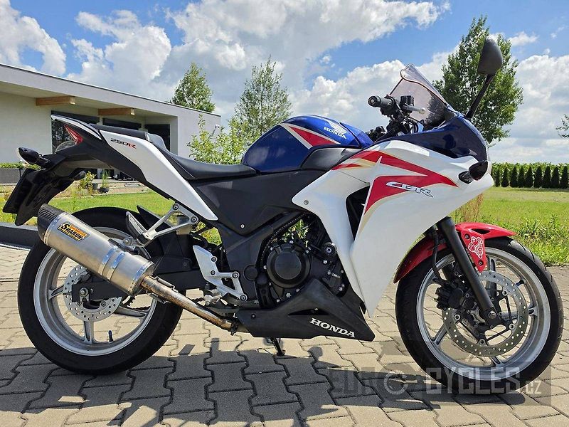 Honda CBR 250 R (2011) - fotka 5 z 13