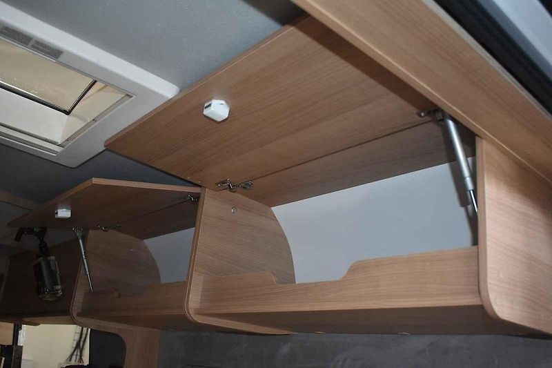 Pohled do spací části obytné dodávky