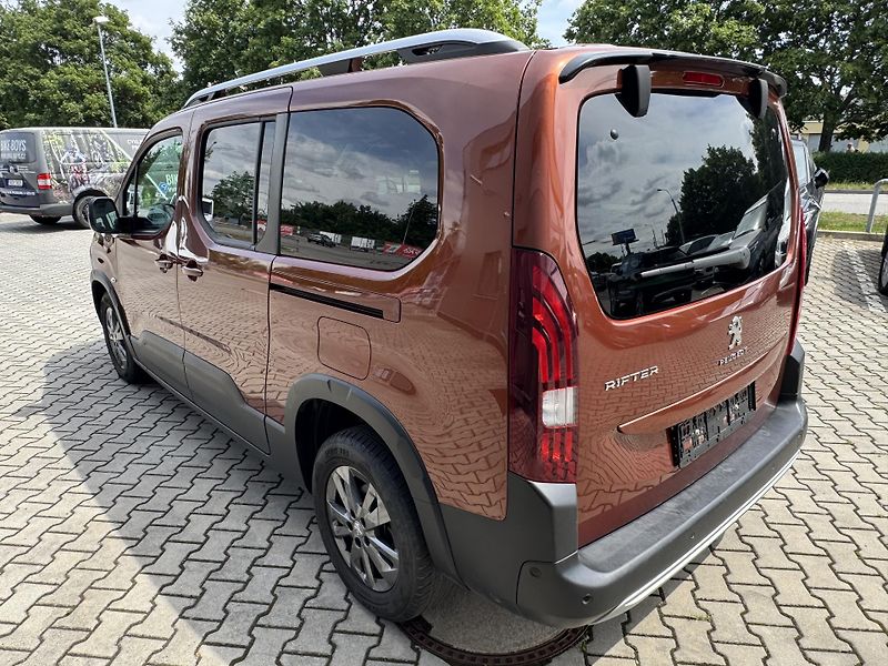 Peugeot Rifter (2022) 1,2 Aut. Allure Pack 7.Míst L2 - fotka 7 z 13