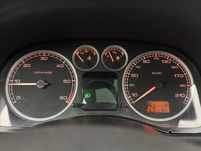 Peugeot 307 2,0 HDi 79kW KLIMA ALU TAŽNÉ - fotka 10 z 22