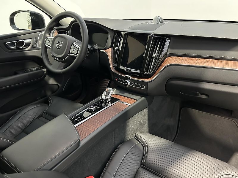 Volvo XC60 2.0  B4 4x4 ULTIMATE - fotka 22 z 48