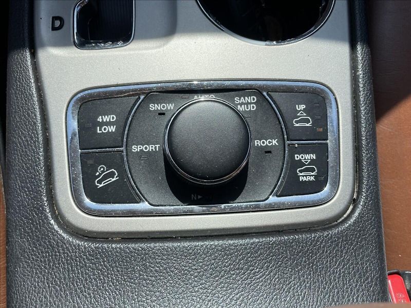 Jeep Grand Cherokee 3,0 CRDi 177kw Overland Pano T - fotka 21 z 35