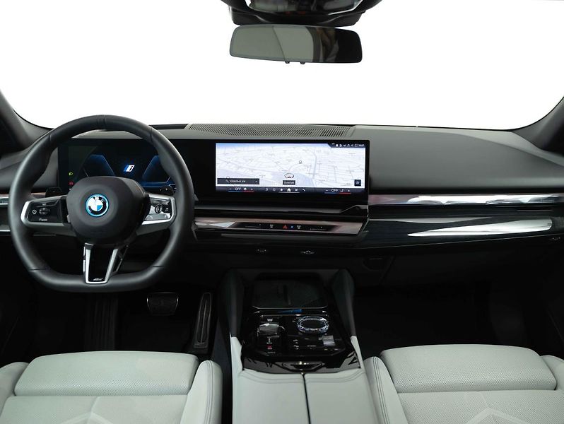 BMW Řada 5 550e xDrive - fotka 11 z 23