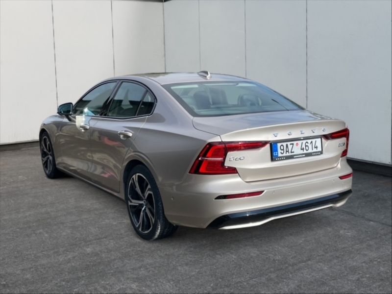 Volvo S60 2,0 B5 Ultimate Dark AWD AT - fotka 4 z 11