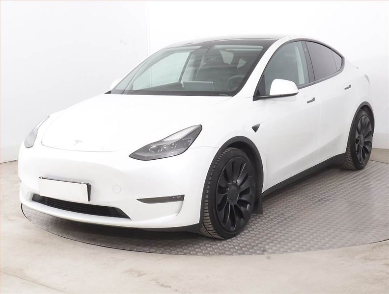 Tesla Model Y (2022) Performance 79kWh, SoH 91% - fotka 2 z 21