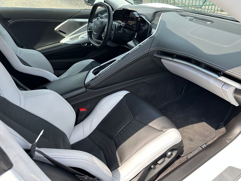 Chevrolet Corvette (2022) C8 Stingray 6.2 V8 354kW Targa - fotka 19 z 33