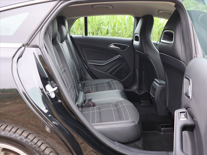 Mercedes-Benz CLA 2,0 250 155kW 4Matic Xenon - fotka 12 z 27