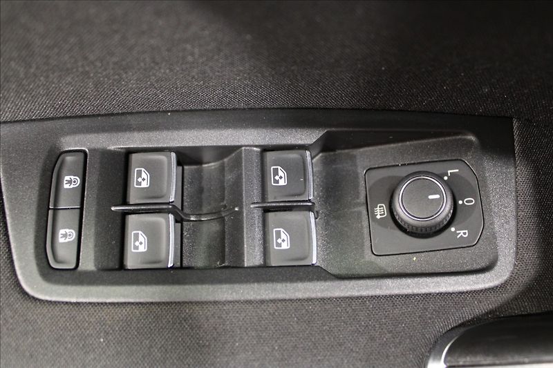 Volkswagen Touran 1,4 TSI Comfortline 7-míst - fotka 15 z 32