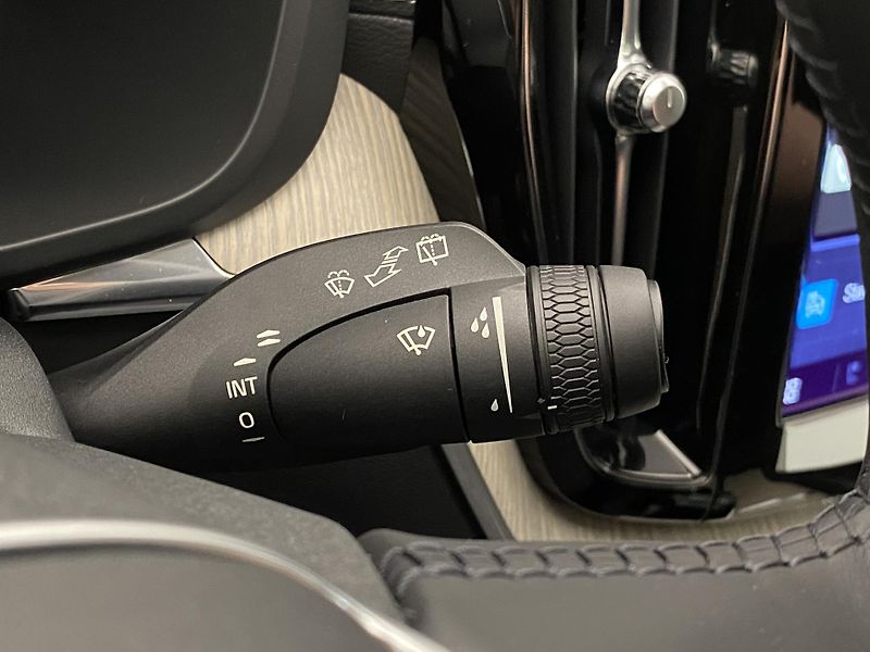 Volvo XC60 B5 AWD INSCRIPTION REZERVACE - fotka 28 z 43