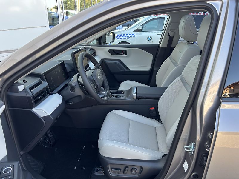 Toyota RAV4 (2026) EXECUTIVE Skyview 2,5 PHEV 4x4 - fotka 7 z 14