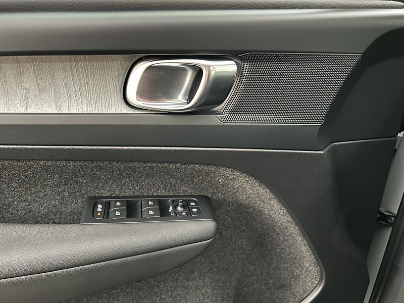 Volvo XC40 2.0 B3 ESSENTIAL - fotka 30 z 30