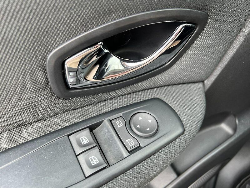 Renault Scénic (2012) 1.6i 16V 81kW Klima! Tažné! - fotka 23 z 28