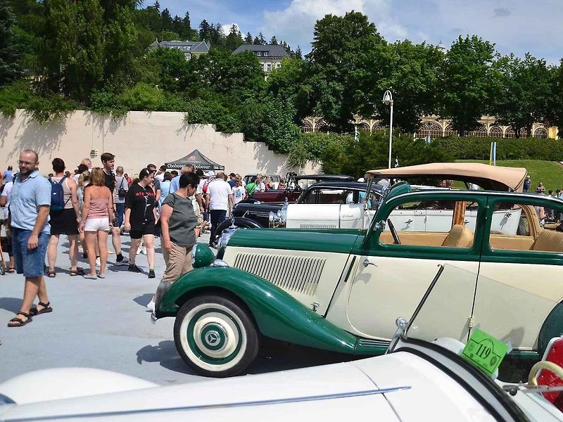 Přehlídka veteránů na Arnice v Mariánských Lázních. Sanitka Cadillac