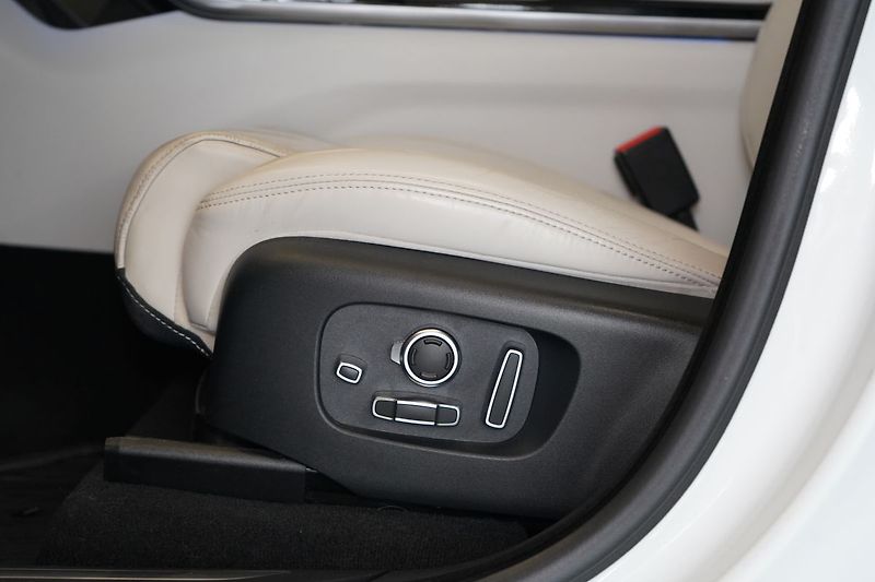 Land Rover Range Rover Velar R-Dynamic HSE, Masáž, Vzduch - fotka 21 z 46