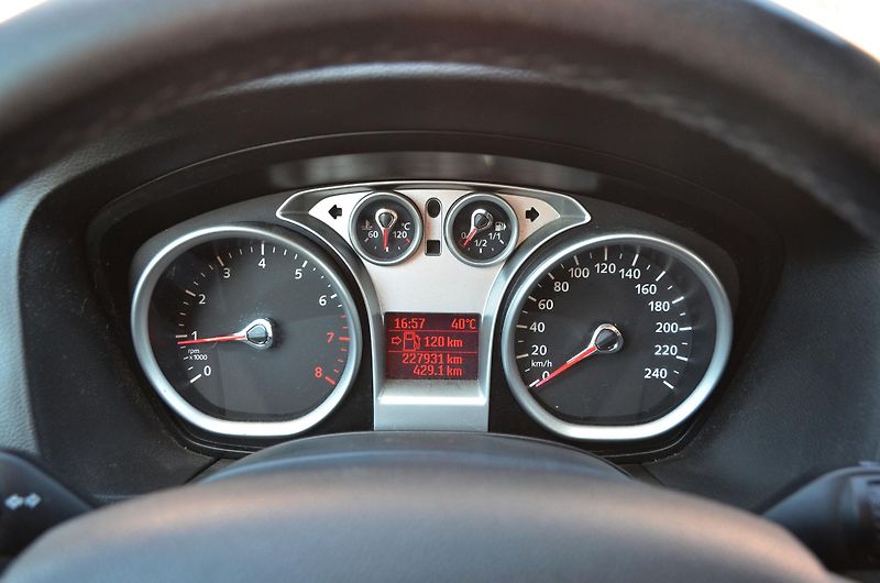Ford Focus (2009) 1.6i 16V 74kW TITANIUM 2x kola - fotka 22 z 26
