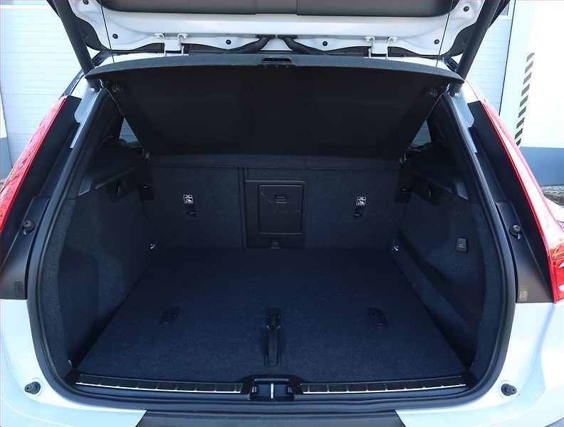 Volvo XC40 (2019) R-Design D4 AWD - fotka 14 z 27